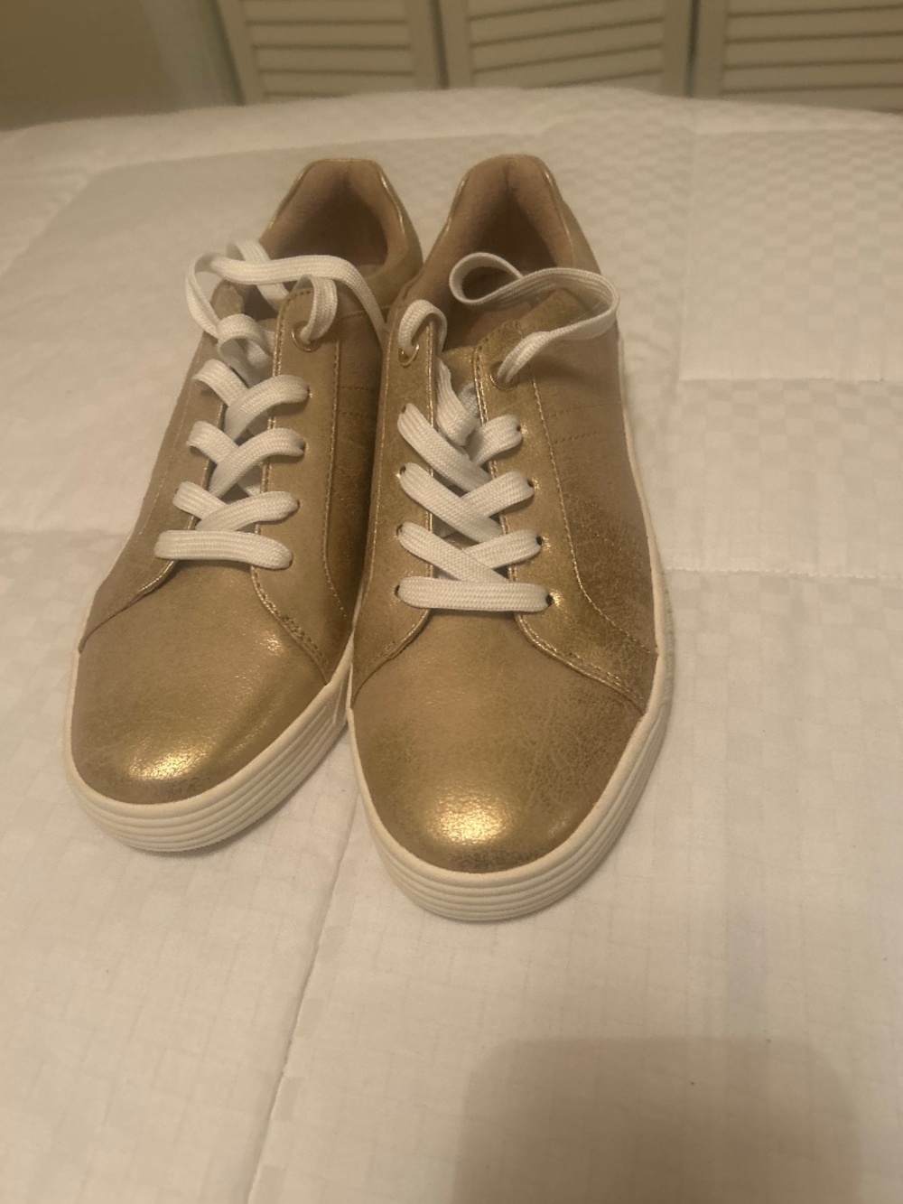 Metallic gold, tennis shoes